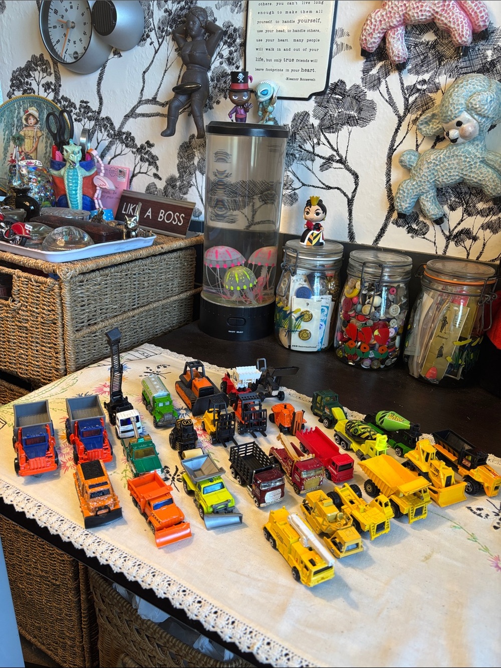 EUC 27 Piece collection of small 1:64 scale die-cast and plastic construction to